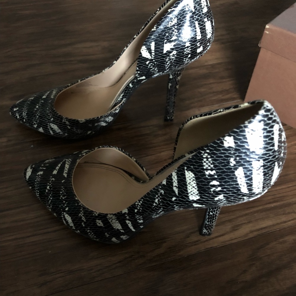 BCBG size 7.5 black and white pumps